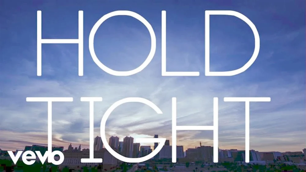 Bí mật thị trấn nhỏ - Hold Tight